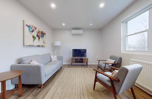Durham Region Casa | Cozy Oasis in Oshawa! Spacious 3-bedroom, 1-bathroom apartment.