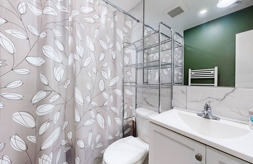 Durham Region Casa | Cozy Oasis in Oshawa! Spacious 3-bedroom, 1-bathroom apartment.