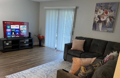 Auburn Hills Apartamento | Cozy Oasis with King bed / Close to Great Lakes outlet