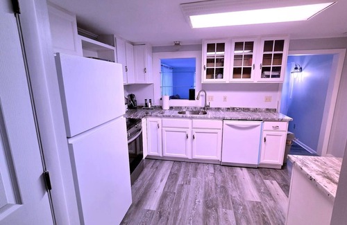 Groton Condominio | Cozy Ocean Breeze Retreat in a serene beach community in Groton, CT.