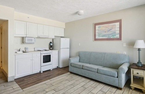 Panama City Beach Hotel | Cozy Ocean View Unit at Holiday Terrace – Beachfront, Free Parking, Pet Friendly