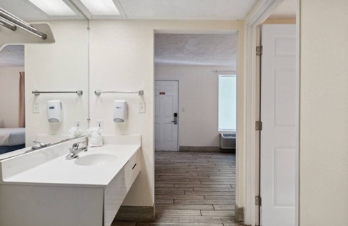 Panama City Beach Hotel | Cozy Ocean View Unit at Holiday Terrace – Beachfront, Free Parking, Pet Friendly