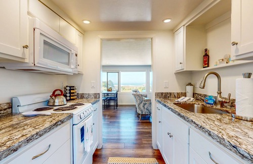 Fort Bragg Casa | Cozy ocean-view apartment with, fireplace, yard games, easy walk to beach