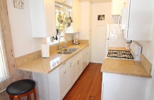 Mission Beach Cabaña | Acogedora vista al mar Cottage playa, a pasos del océano, Lotes de carácter -1br Duerme 5
