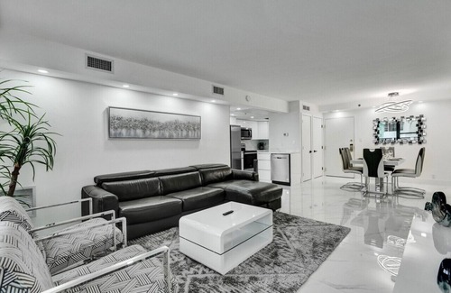 La Gorce Apartamento | Cozy Ocean View Condo / Beach Service & Pool /808