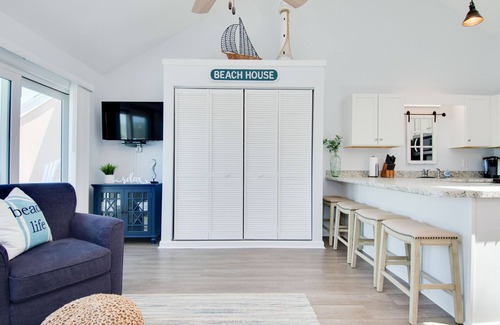 Emerald Isle Condominio | Cozy oceanside studio, mere steps from the beach, and close to shops and dining