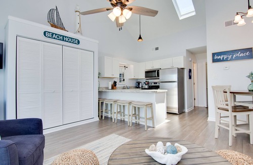 Emerald Isle Condominio | Cozy oceanside studio, mere steps from the beach, and close to shops and dining