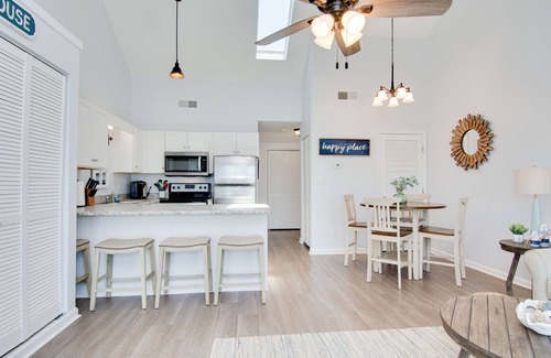 Emerald Isle Condominio | Cozy oceanside studio, mere steps from the beach, and close to shops and dining
