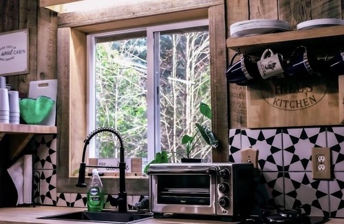 Corning Cabina | Cozy Off-grid Cabin within a private setting loaded with spa like amenities