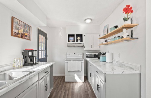 Council Bluffs Casa | Cozy Omaha/CB home near zoo, CWS, & downtown. Pets OK! Perfect getaway.