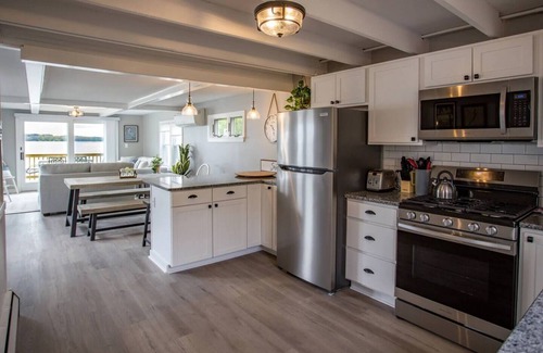 Sennett Casa | Cozy on Cayuga | Lakefront | Hot Tub | Fire Pit