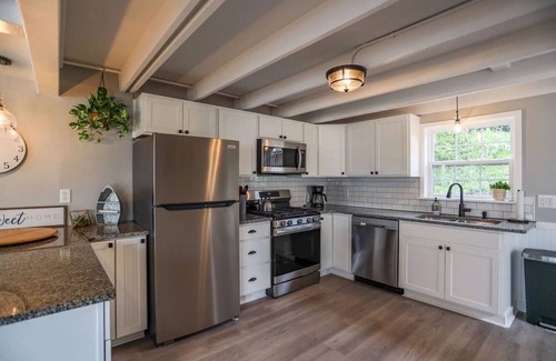 Sennett Casa | Cozy on Cayuga | Lakefront | Hot Tub | Fire Pit