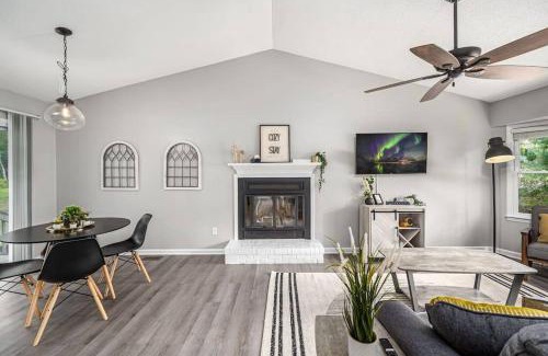 Apex Casa | Cozy on Ger Maine St 1 Mile From Downtown Apex