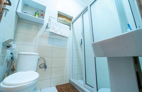 Kireka Apartamento | Cozy One Bedroom Apartment with Fast Fibre Wifi, Netflix, Hot Showers, Furnished Kitchen