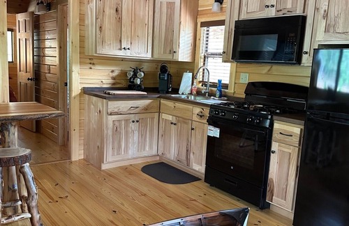Hiawassee Cabina | Cozy one bedroom cabin in charming Hiawassee with WiFi, AC & Heat