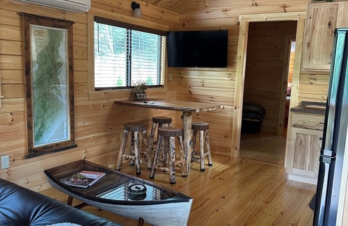 Hiawassee Cabina | Cozy one bedroom cabin in charming Hiawassee with WiFi, AC & Heat