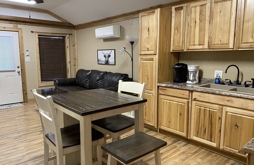 Anacoco Cabina | Cozy one bedroom cabin with lake view