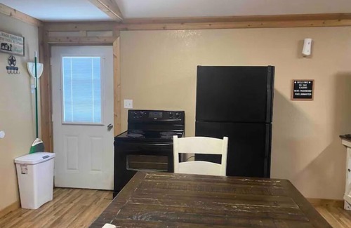 Anacoco Cabina | Cozy one bedroom cabin with lake view
