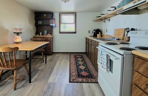 Ebensburg Cabaña | Cozy one bedroom cottage on the edge of town. Close to trails and lakes.