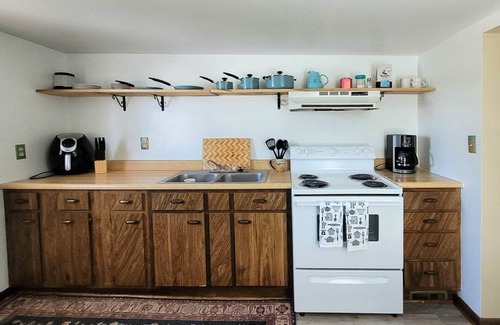 Ebensburg Cabaña | Cozy one bedroom cottage on the edge of town. Close to trails and lakes.