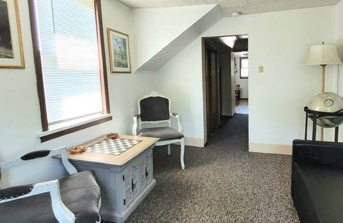 Ebensburg Cabaña | Cozy one bedroom cottage on the edge of town. Close to trails and lakes.