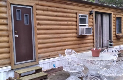 Adams Cabina | Cozy one bedroom minutes from WI Dells & Castle Rock Lake
