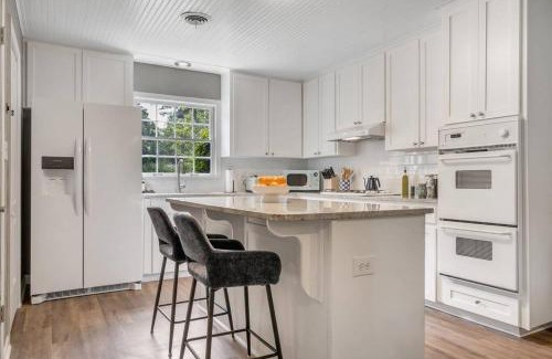Woodland Drives Casa | Cozy - Organic Modern - Bungalow - FSU