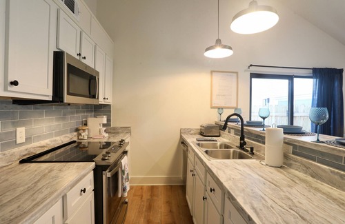 Oxford Cabaña | Cozy Oxford Cottage - Close to mTrade Park and OM Golf Course!
