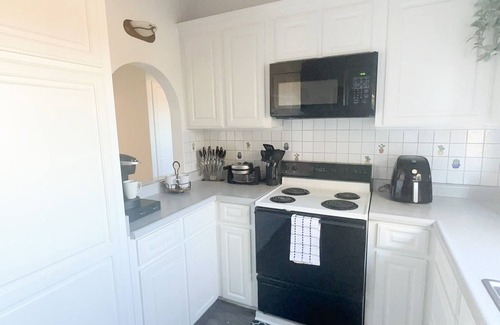 Indian Cove Casa | Cozy Palms Getaway. 5 minutes from JNT/very comfortable and family friendly.