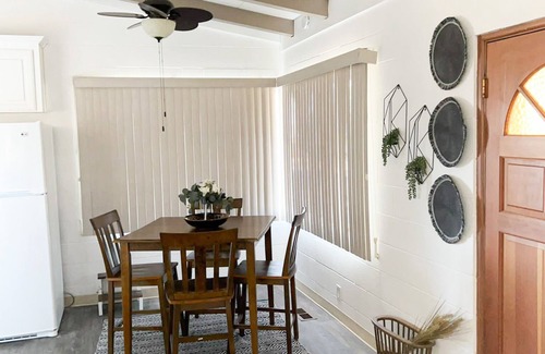 Indian Cove Casa | Cozy Palms Getaway. 5 minutes from JNT/very comfortable and family friendly.