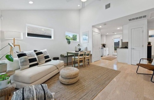 Rosewood Casa | COZY PATIO + MODERN COTTAGE + CONVENIENT LOCATION
