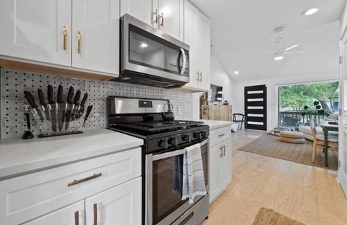 Rosewood Casa | COZY PATIO + MODERN COTTAGE + CONVENIENT LOCATION