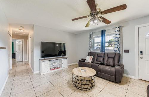Sandalwood Casa | Cozy Patio Retreat by SkyRun Jacksonville