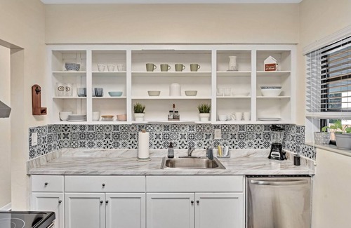 East Little Havana Casa | Cozy & peaceful historic Bungalow steps from ballpark