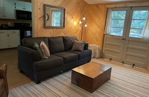 Waterloo Cabina | Cozy , Peaceful Waterfront Cabin in Beautiful Waterloo, AL!