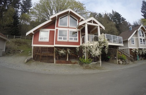 Pender Island Cabaña | Cozy Pender Island Cottage