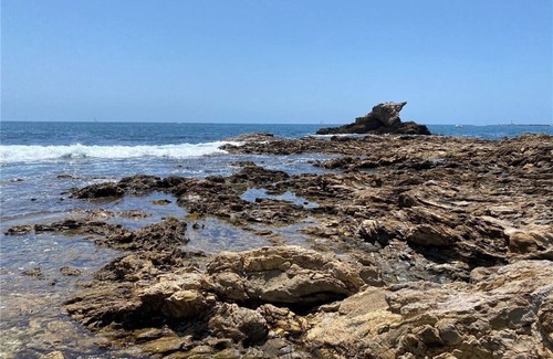 Corona del Mar Apartamento | Cozy Penthouse , Private Beach access, Pool walk to Shops