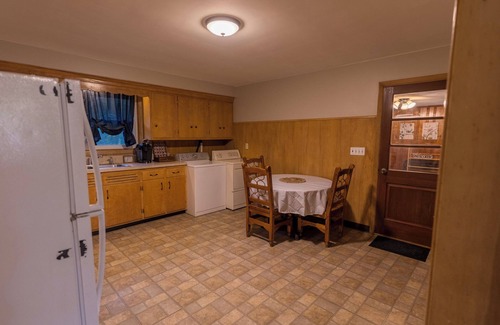 Foster Casa | Cozy pet friendly 3-bedroom house in charming Foster with fast WiFi, full ktch