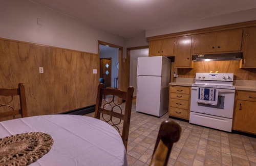 Foster Casa | Cozy pet friendly 3-bedroom house in charming Foster with fast WiFi, full ktch