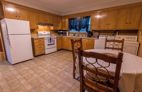 Foster Casa | Cozy pet friendly 3-bedroom house in charming Foster with fast WiFi, full ktch