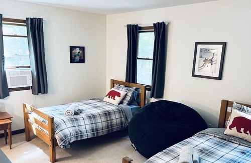 Jim Thorpe Cabaña | Cozy, pet-friendly 3-bedroom plus office sleeps up to 10!