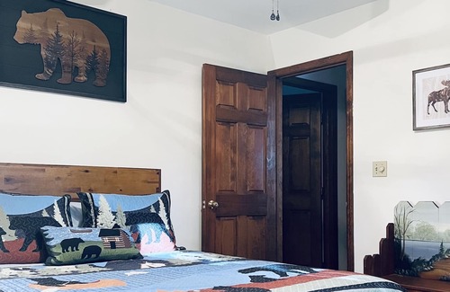 Jim Thorpe Cabaña | Cozy, pet-friendly 3-bedroom plus office sleeps up to 10!
