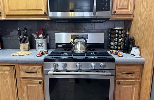 Las Cruces Casa | Cozy pet friendly house with a great outdoor space, and fully stocked kitchen.