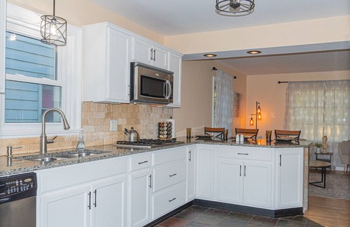 Milwaukee Casa | Cozy Pet Friendly Home w/ Private Yard & King Bed - Near Wauwatosa