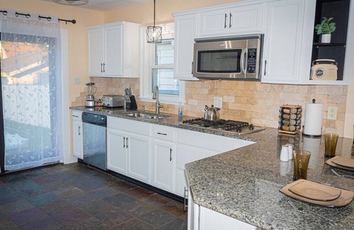 Milwaukee Casa | Cozy Pet Friendly Home w/ Private Yard & King Bed - Near Wauwatosa