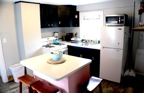 Canton Cabaña | Cozy Pet Friendly House Next To Train
