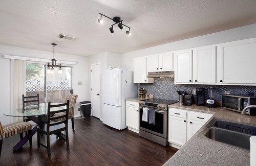North San Antonio - SAT Casa | Cozy Pet-Friendly Retreat l Family Friendly Haven