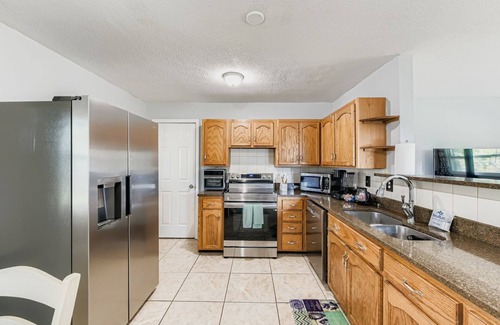 Sandalwood Casa | Cozy Pet-Friendly Retreat, Minutes to Jaguars Stadium.