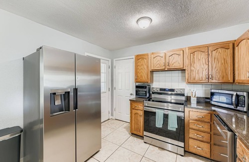 Sandalwood Casa | Cozy Pet-Friendly Retreat, Minutes to Jaguars Stadium.