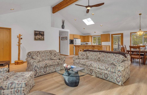 Sunriver Casa | Cozy, pets 3bed 3 bath AC HT outside seating, great deck space, new floors!